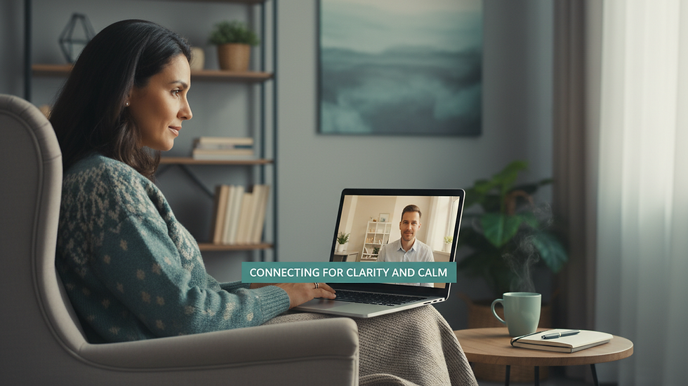 Vista a nivel de ojo de una persona usando una laptop para una sesión de terapia en línea