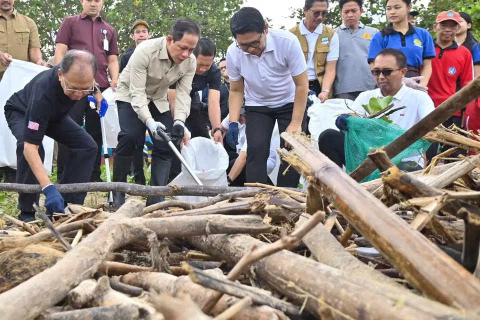 Menteri Lingkungan Hidup Hanif Faisol Nurofiq (kedua kiri), Gubernur Bali Wayan Koster (kiri) dan Bupati Badung I Wayan Adi Arnawa (tengah) memungut sampah saat kegiatan aksi korve bersih sampah laut di Pantai Jimbaran, Badung, Bali, Kamis (5/3/2026).