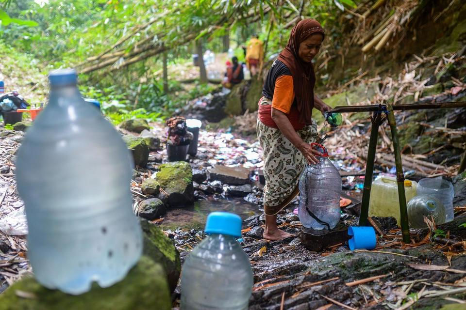 Minister of Environment Highlights Unsustainable Practices in the Bottled Water Industry