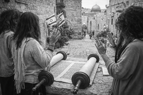 Women studying Torah in Jerusalem.png