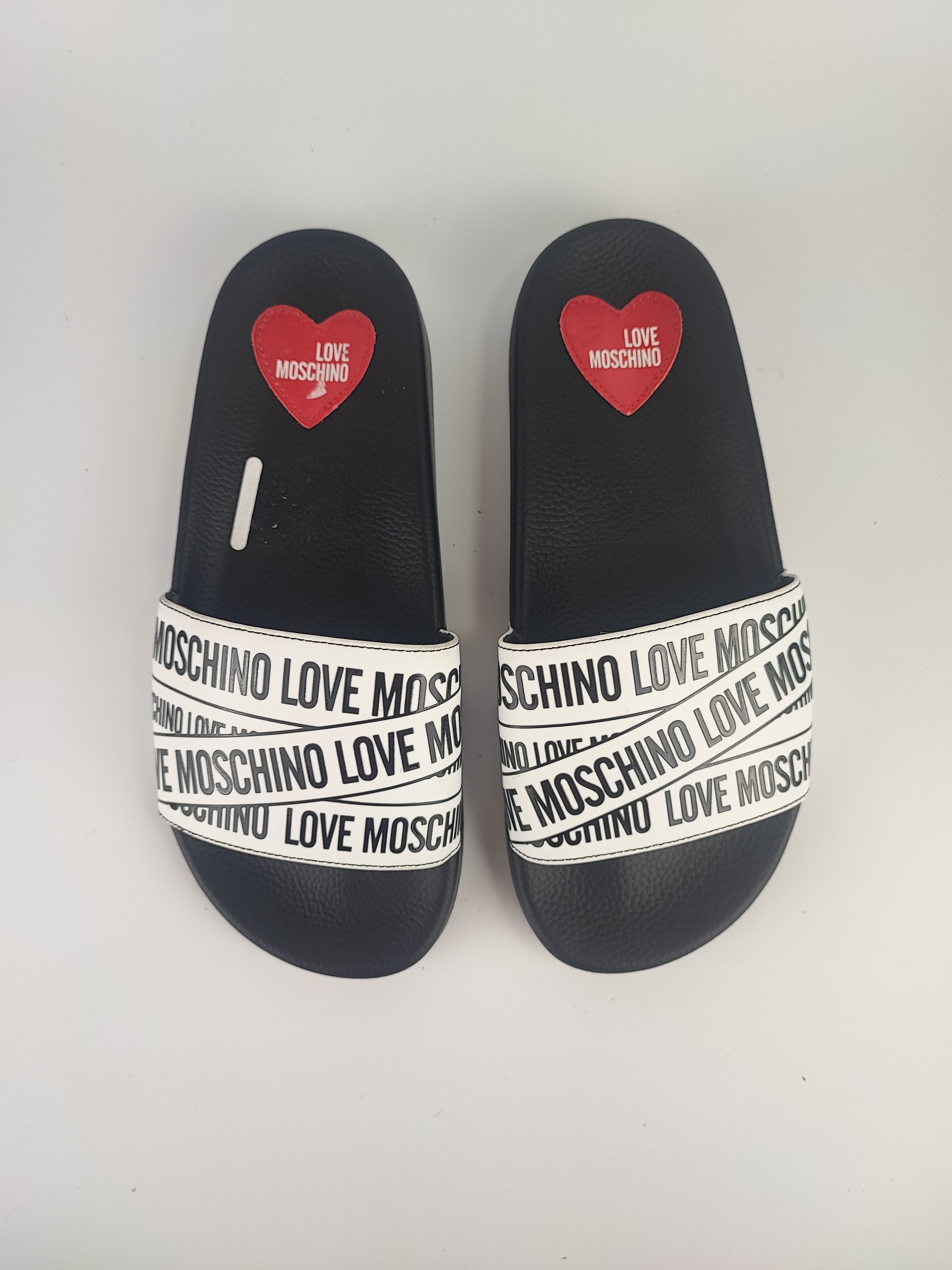 Ich liebe Moschino-Sandalen