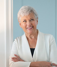 Wanda Wallace - host of business leadership podcast Out of the Comfort Zone