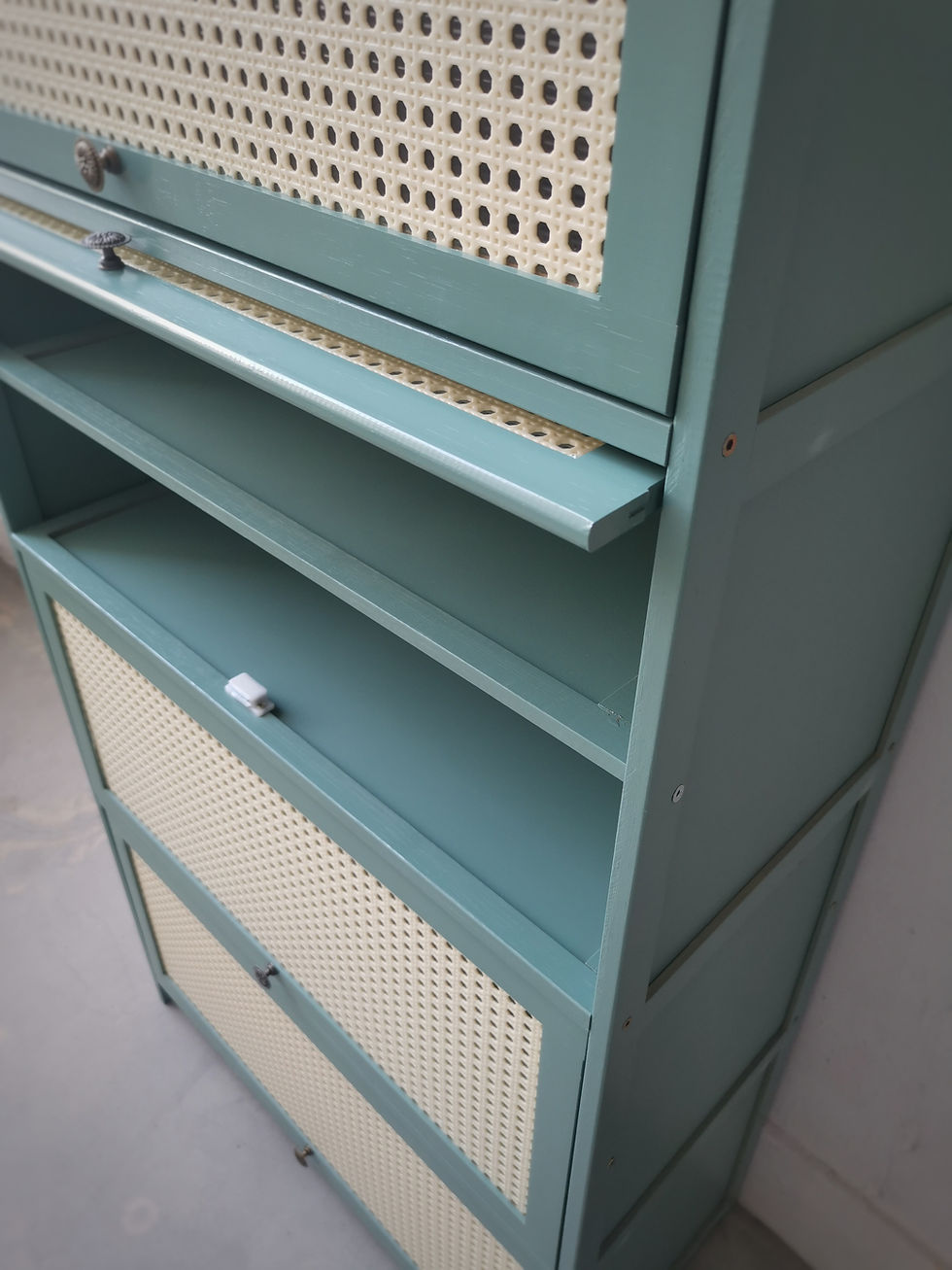 Thumbnail: Grinch Shoe Cabinet