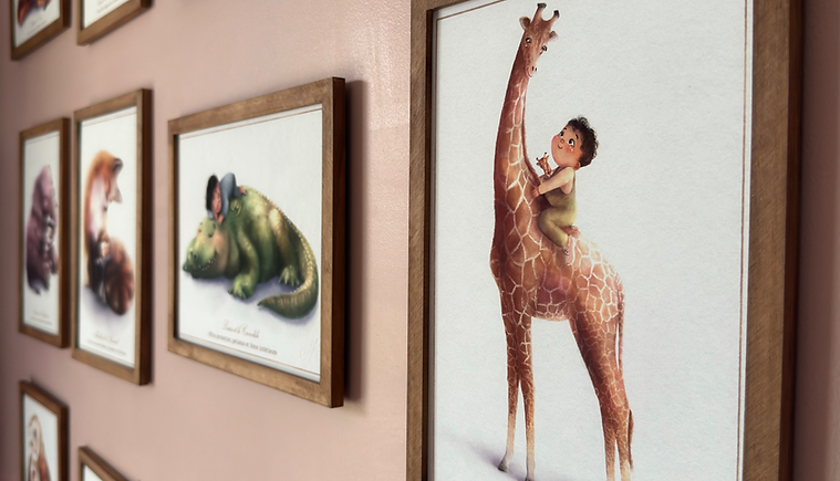Un mur composé de cadres d’animaux, comme une collection d’instants précieux à contempler. Chaque illustration raconte une rencontre, une douceur, un lien… Une composition harmonieuse inspirée des imagiers d’antan
