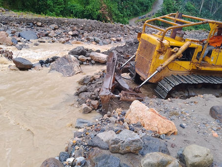 ES NOTICIA | 🚨🚧👷‍♂️ Producto de las fuertes precipitaciones generadas en la municipio Morán del estado Lara luego de una inspección realizada al eje vial Guaitó – Palma Rica – Comunidad Rio Guaitó – Guaitoito – La Placita, perteneciente a la parroquia La Candelaria del municipio Morán en Lara, el gobernador de la entidad, Luis Reyes Reyes, a través de Invilara, desplegó un tractor de empuje para realizar la remoción de los sedimentos originados por derrumbes en la vía, reabriendo así el paso vial entre comunidades. Posterior a este trabajo, la máquina fue trasladada hasta el Río Guaitó, a la altura del sector Palma Rica, donde comenzó los oportunos trabajos de limpieza y mantenimiento para lograr prevenir futuros desbordamientos.  Hasta la fecha, la maquinaria lleva un total de 684 metros cúbicos de sedimentos removidos de la vialidad, a la vez que en los trabajos que se están llevando a cabo actualmente en el rio ya se ha logrado la remoción de 560 metros cúbicos de sedimentos y ma