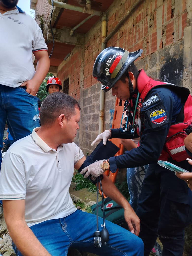 Candidato Francisco Raúl González es atendido luego del colapso del puente en baruta