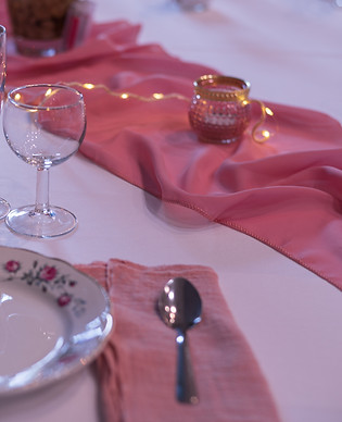 Chemin de table rose à louer mariage en vendée