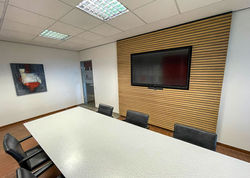 Besprechungsräume zum Wohlfühlen mit Designwänden aus Holz, maßgefertigt in unserer Tischlerei für d