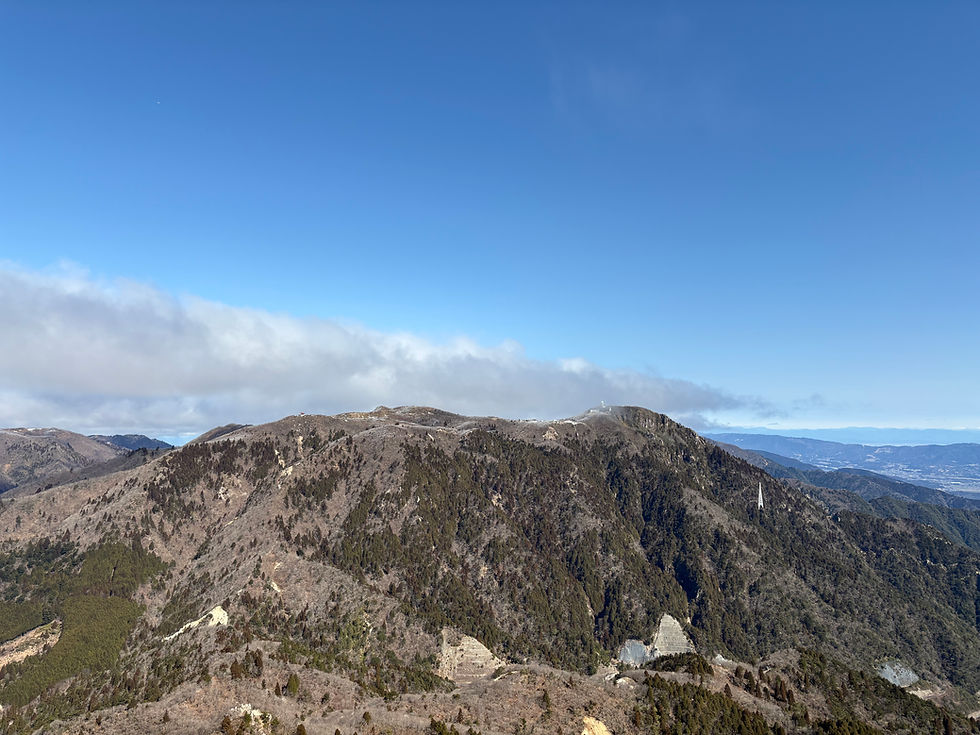 鎌ヶ岳山頂から御在所岳を見る