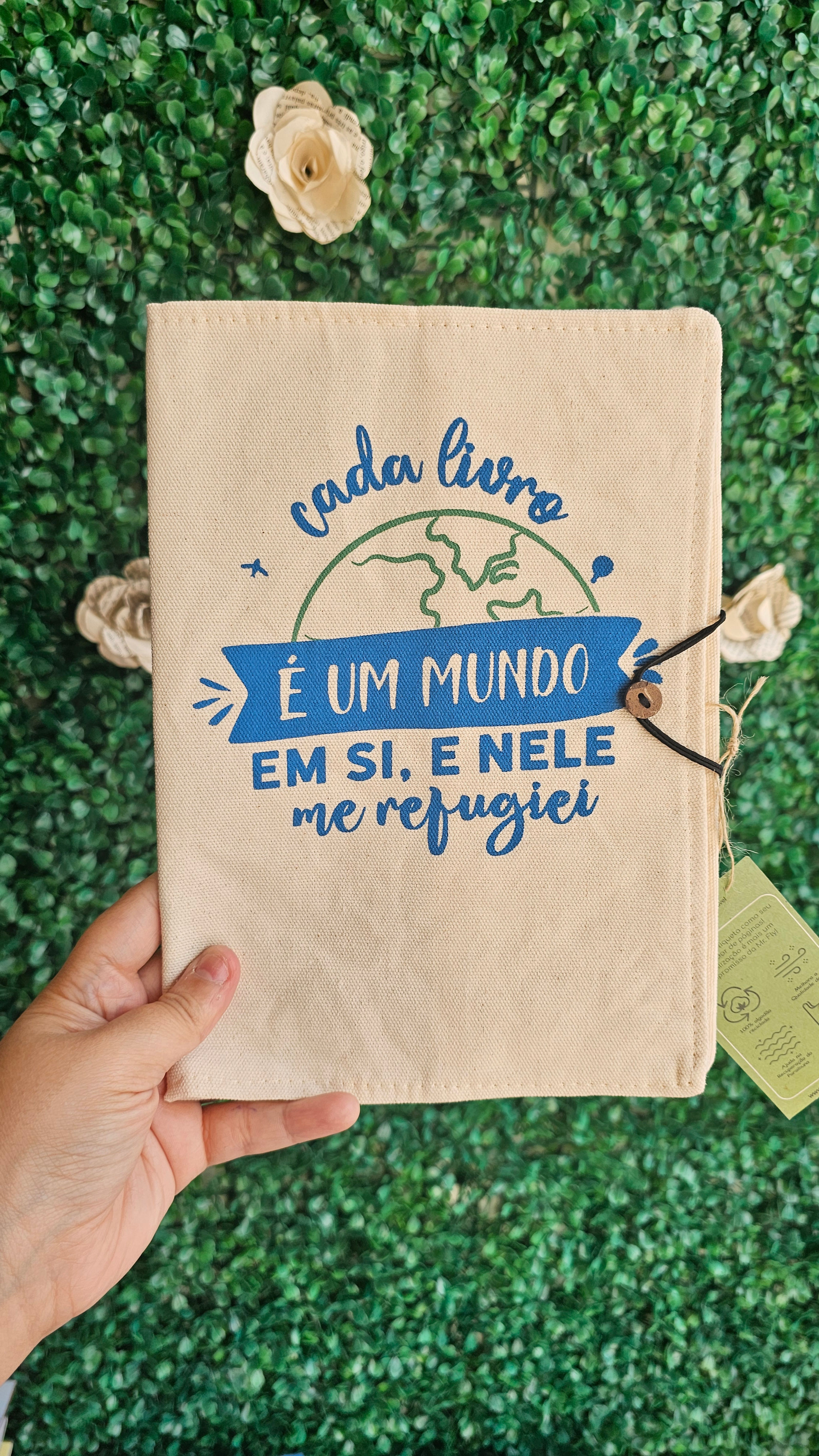 capa de livro "é um mundo" - algodão 100% reciclado