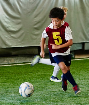 kid-dribbling-ball-academy