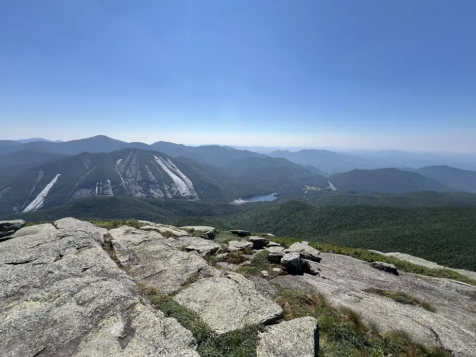 Si vous pensez qu’il faut plusieurs jours pour explorer les grands sommets des Adirondacks, détrompez-vous. En une seule fin de semaine, j’ai eu la chance de gravir quatre High Peaks parmi les plus mythiques de cette chaîne montagneuse de l’État de New York. Une aventure exigeante, certes, mais l'une des plus belles que j’ai vécues à ce jour.