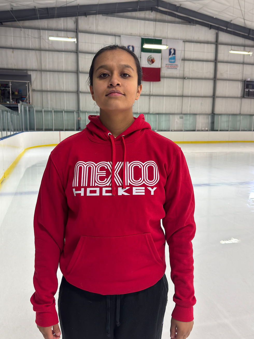 Modelo con sudadera negra con letras de México roja