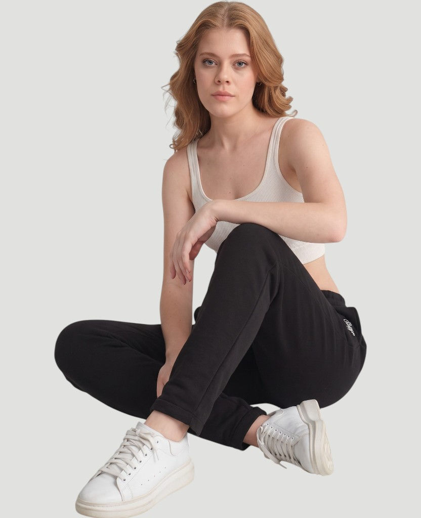 Kadın siyah jogger eşofman - oturarak rahat duruş ve stil