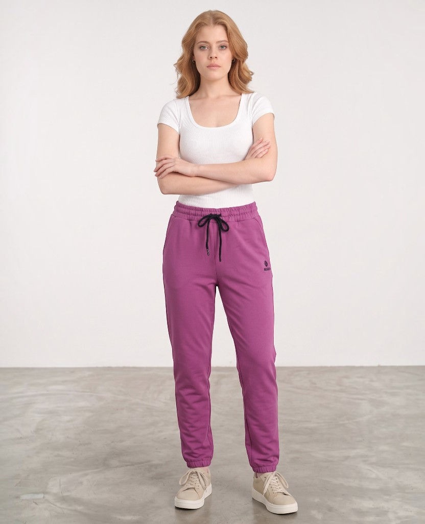 Kadın fuşya jogger eşofman - yerde otururken stil ve duruş
