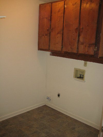 6076 Blocker St, Olive Branch, MS 38654.Laundry