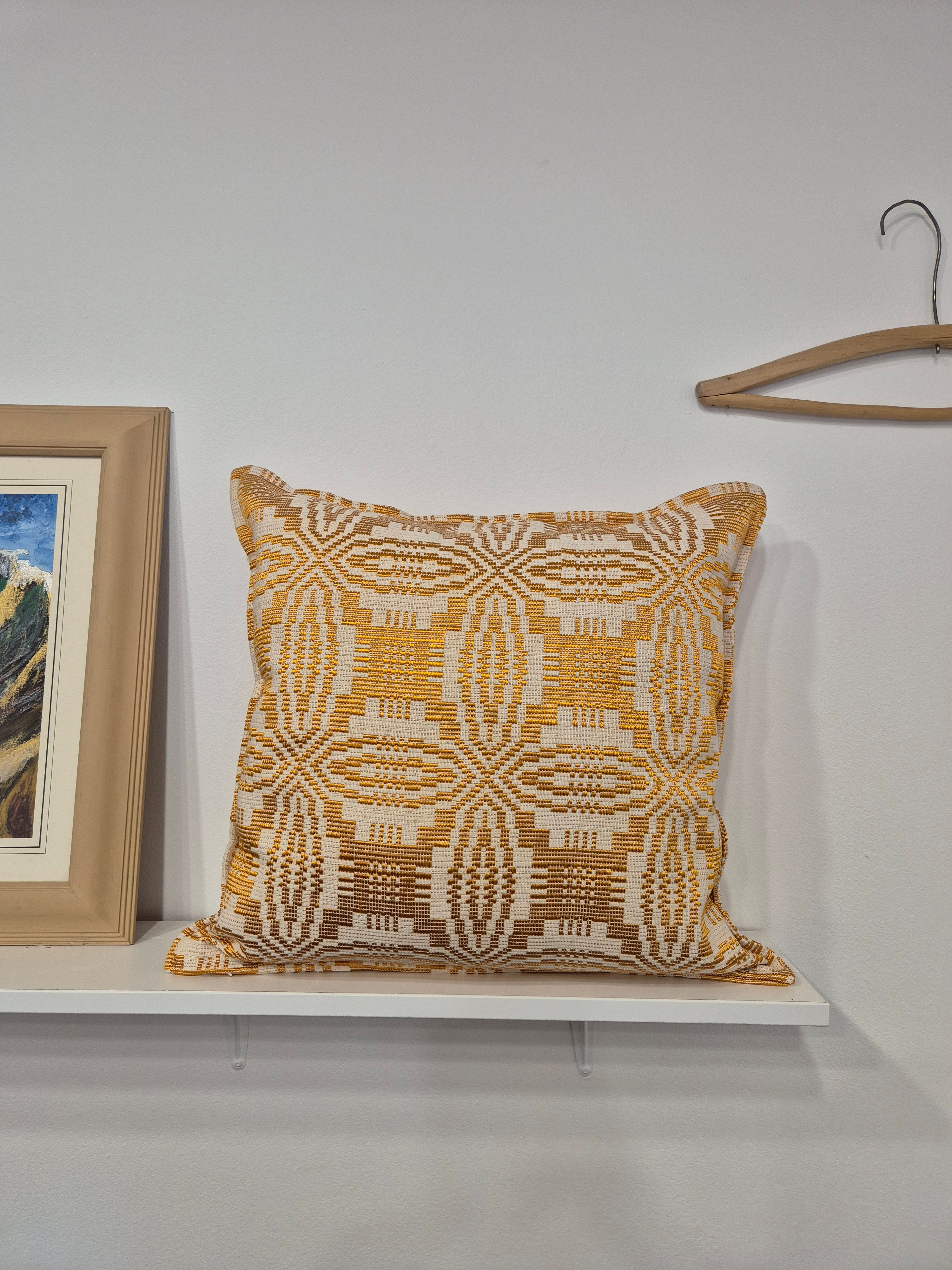 Dekoratyvinis geltonas pagalvėlės užvalkalas, Anūkėlis Mykolas