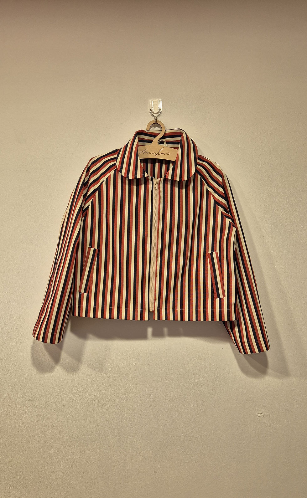 Dryžuotas trumpas švarkas, Anūkėlė Olivija