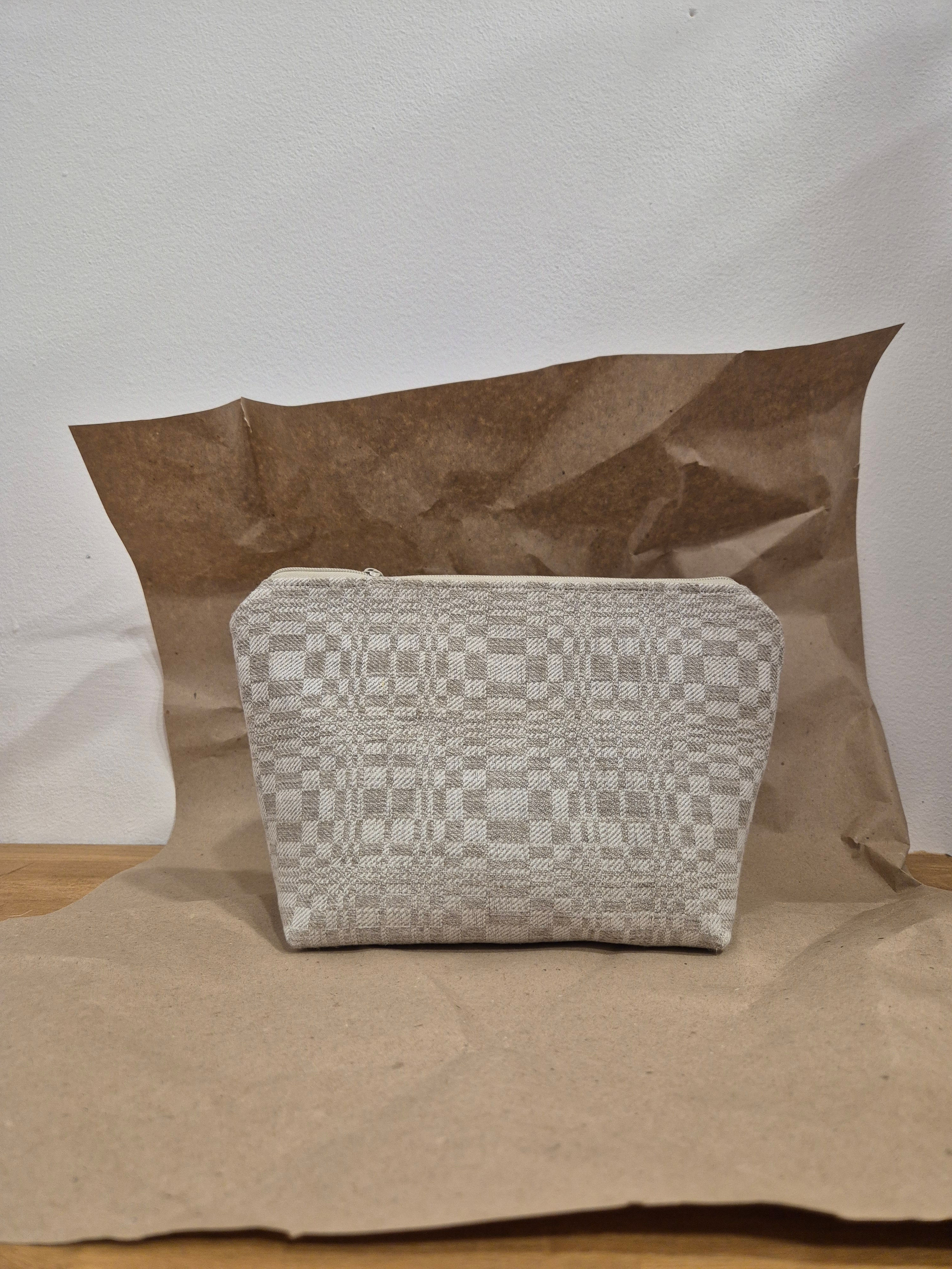 Rankomis austo audinio kosmetinė, Anūkėlė Lina