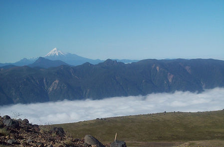 O vale do Rio Puyehue coberto de nuvens
