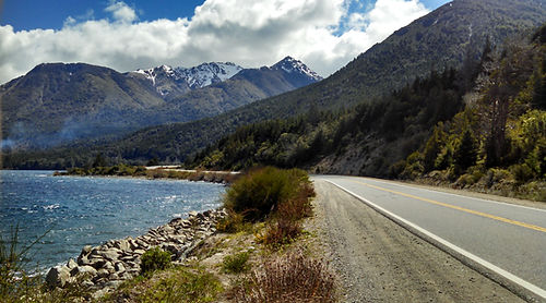 Estrada para Villa la Angostura, beirando o Lago Nahuel Huapi.