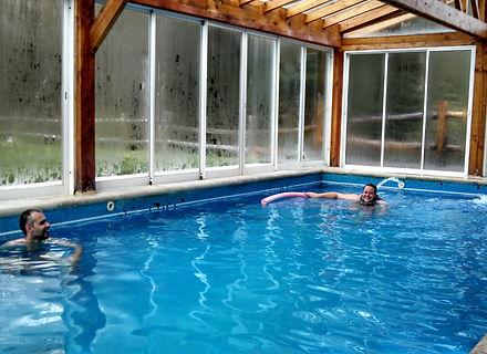 Nadando na piscina da pousada.