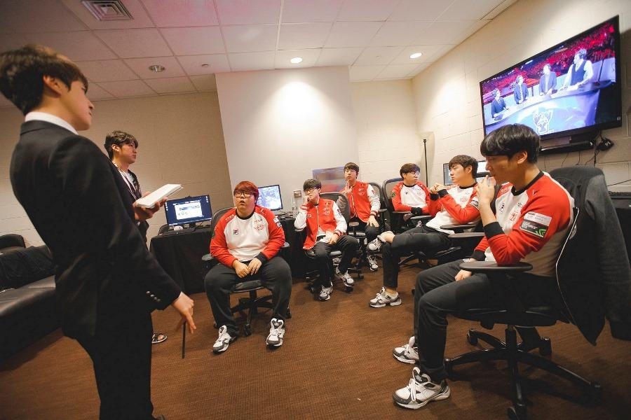 O treinador Kkoma e os jogadores da SKT foram testados ao máximo na semifinal de cinco jogos contra a ROX, mas subestimar a Samsung pode ser um erro fatal.