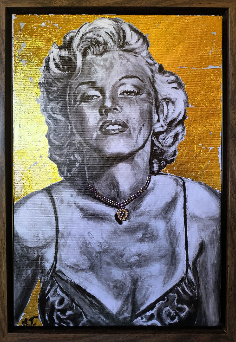 „Marilyn Monroe" Monochromes Porträt einer glamourösen Frau im Hollywood-Stil mit goldenem Hintergrund und glitzernden Details – eleganter Kunstdruck im dunklen Holzrahmenoptik.
