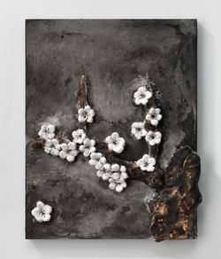 011, 이지숙, 화양연화-밤매화, 53 x 45 x 8 cm, 판넬 테라코타 위에 아크릴 채색, 2025, 250만원
