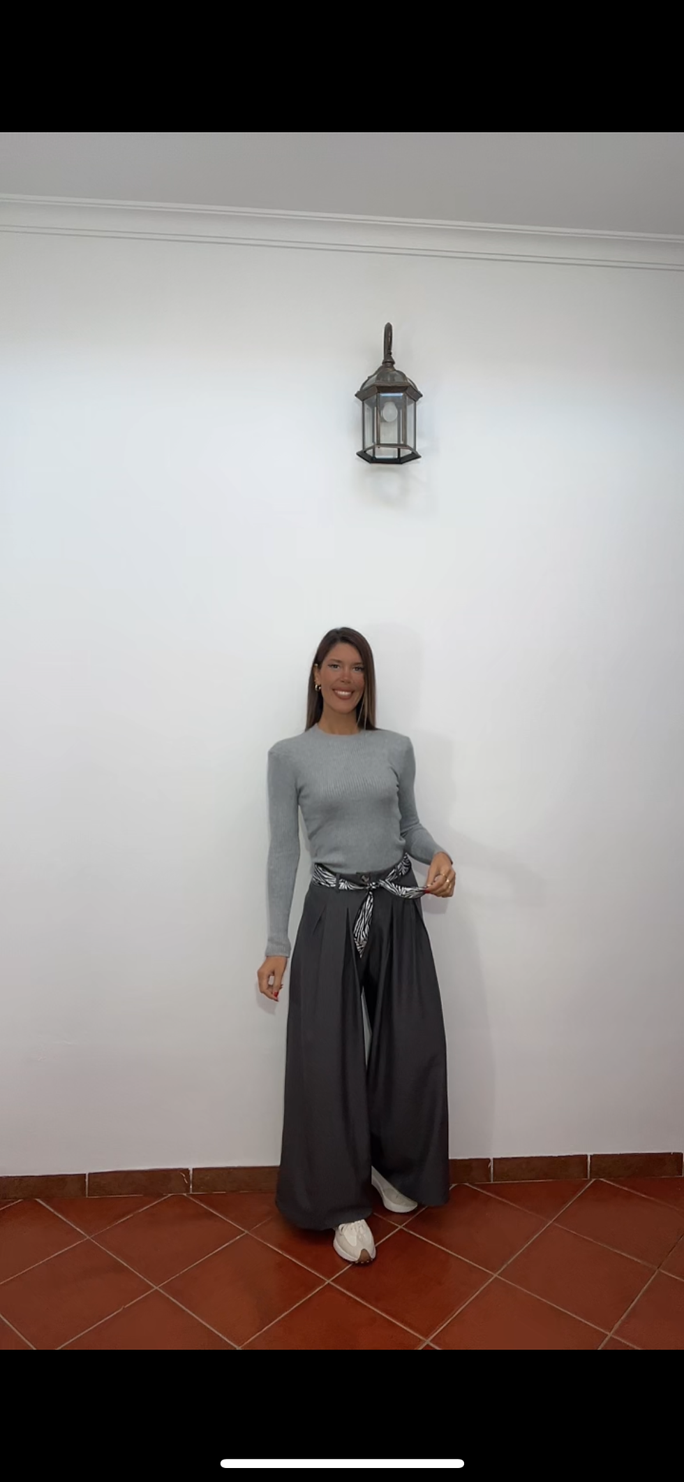 Miniatura: Pantalón fluido con cinturón 