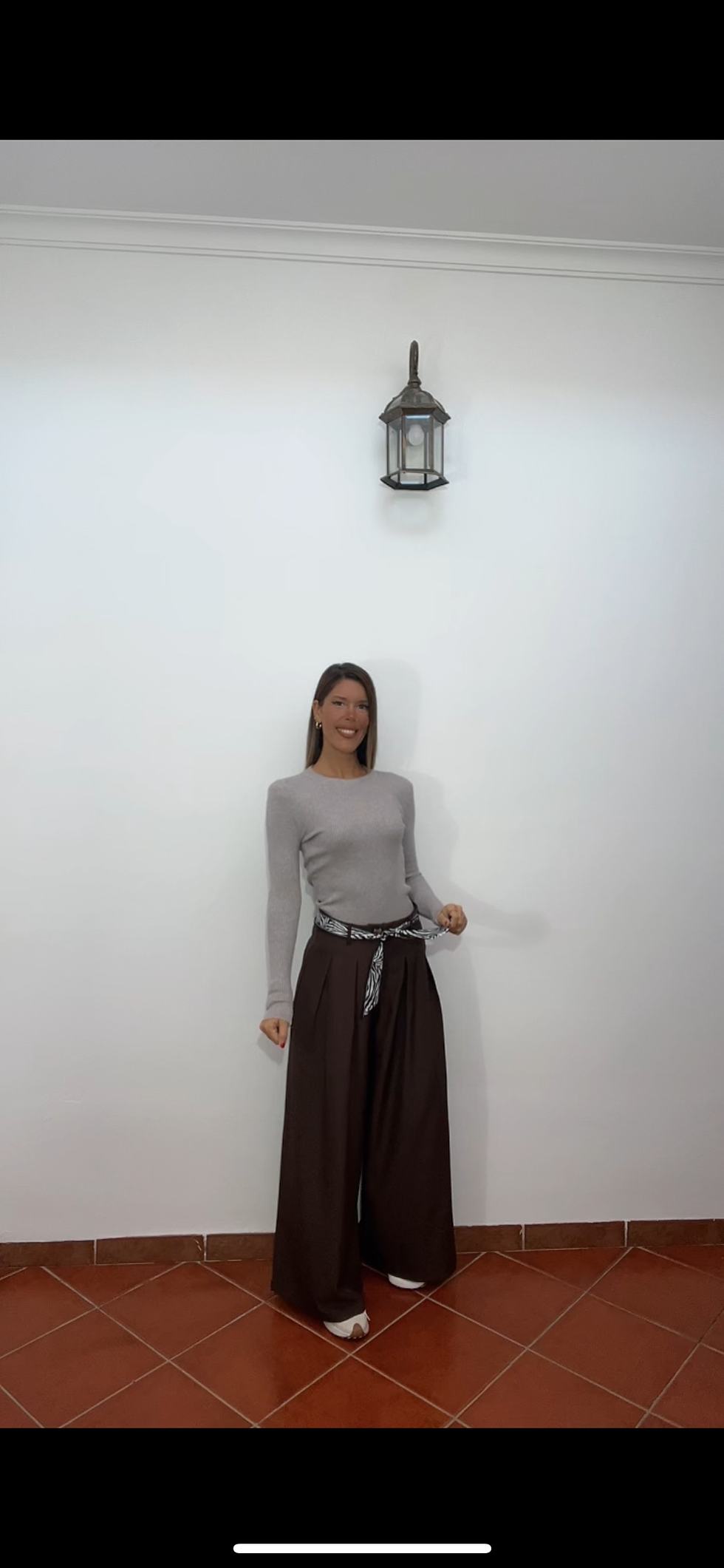 Miniatura: Pantalón fluido con cinturón 