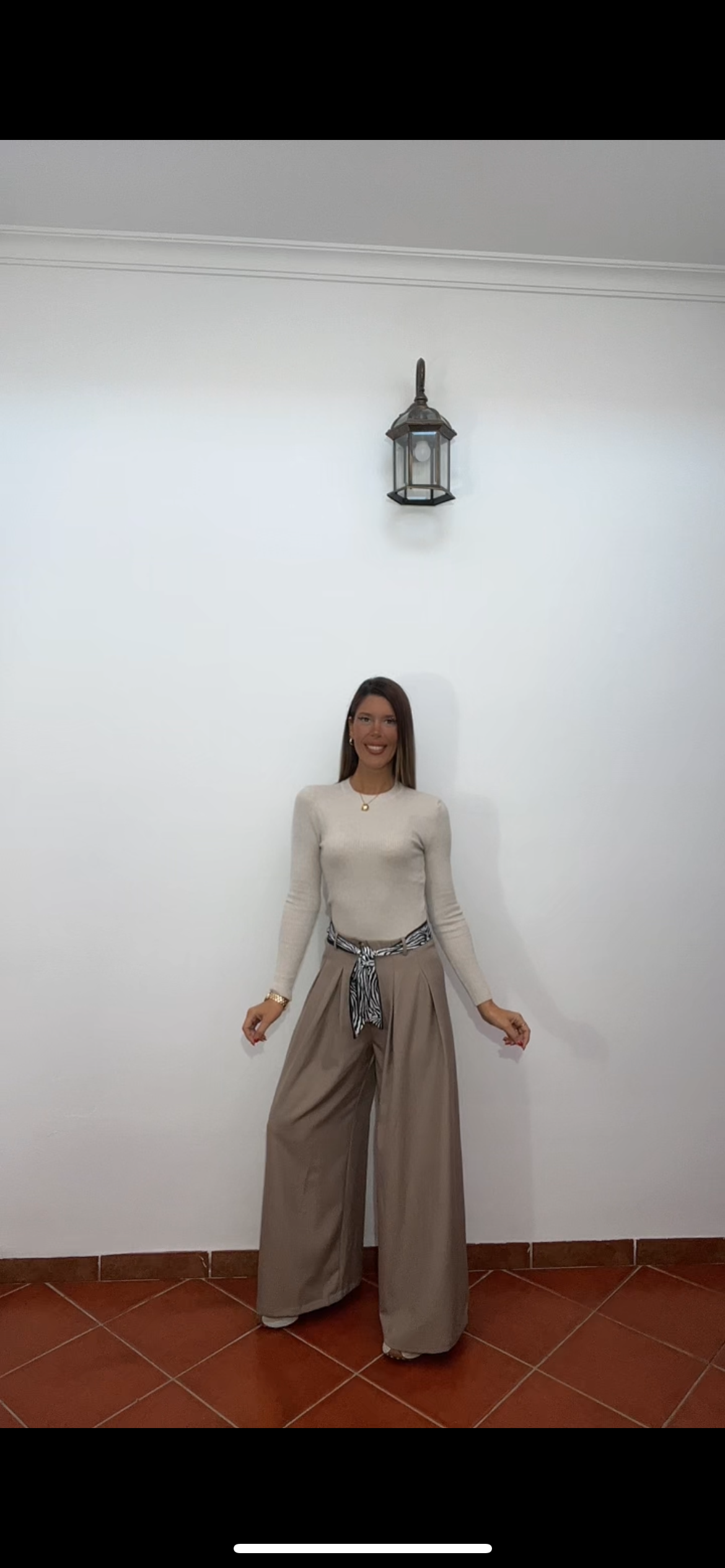 Pantalón fluido con cinturón 