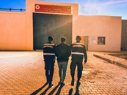 Adıyaman İl Jandarma Komutanlığı ekiplerince Adıyaman merkez ve Kahta ilçesinde düzenlenen operasyonlarda, haklarında kesinleşmiş hapis cezası bulunan 3 kişi yakalanarak tutuklandı.