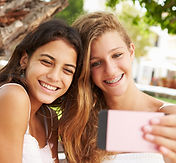 Adolescentes souriantes avec appareil dentaire, symbolisant un traitement orthodontique à l’adolescence