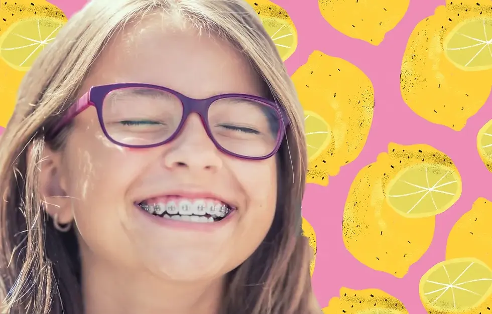 Jeune fille souriante avec appareil dentaire et lunettes, illustrant les bienfaits d’un traitement orthodontique précoce chez l’enfant.