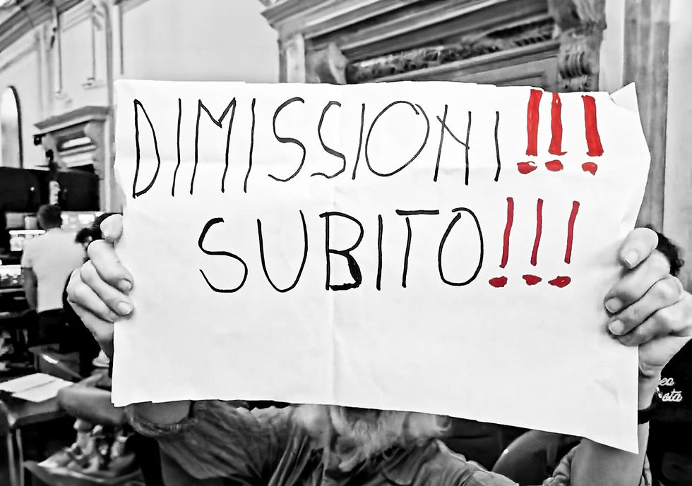 Le proteste della cittadinanza durante il consiglio comunale del 17 luglio
