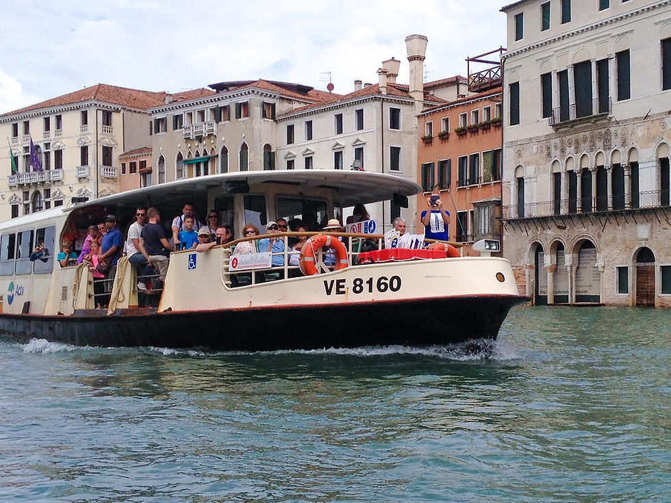 Vaporetto Actv della linea 2 che naviga nel Canal Grande di Venezia