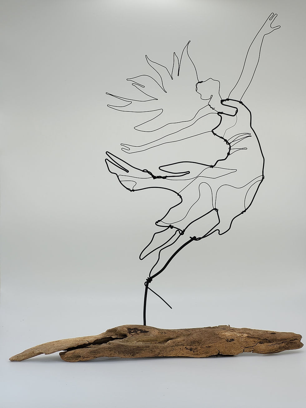 Miniaturbild: Fliegende Frau aus Draht