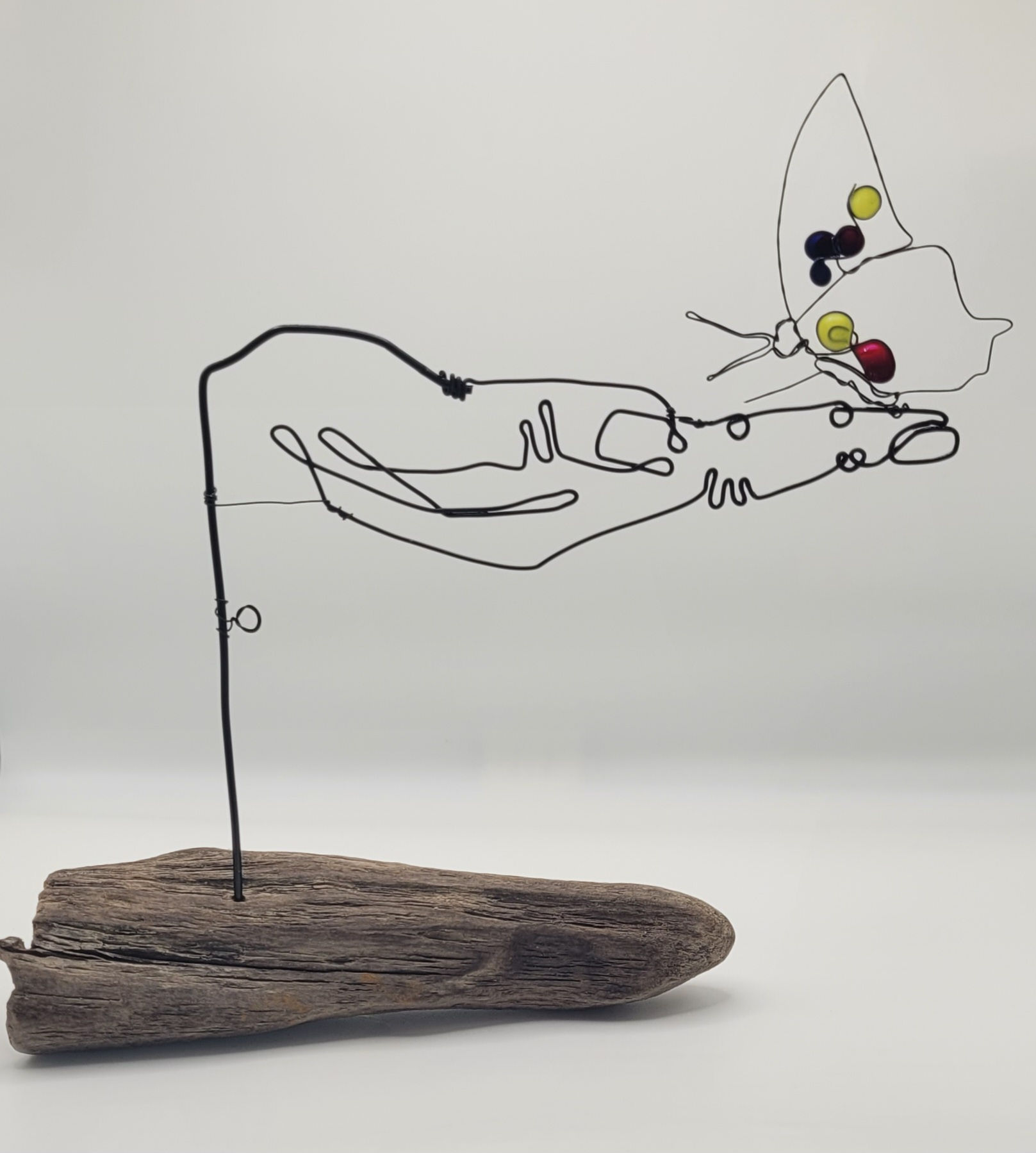 Schmetterling auf Hand aus Draht