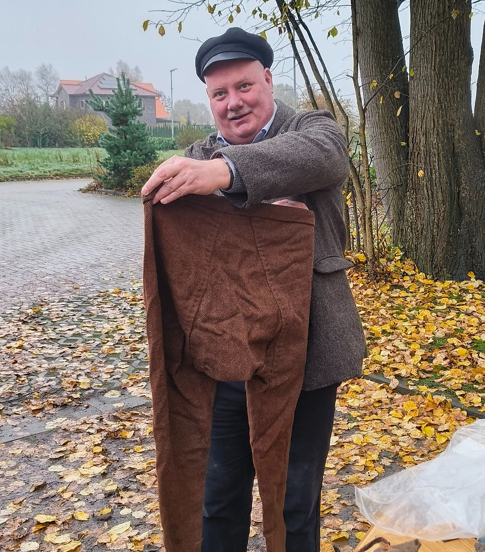 Von Klaas geschaffene Miniatur des friesischen Baumsargs, der wurde aus einem Eichenstamm geschlagen