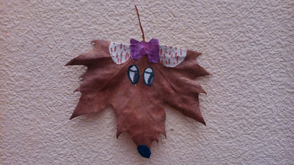 Zorro de hojas secas.