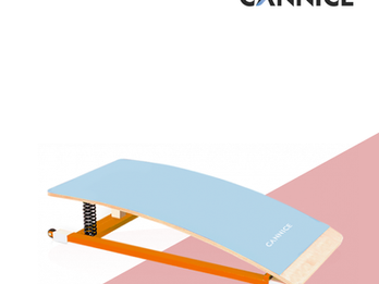 Classic springboard with two soft springs and It is supplied with carpet on top and with transport wheels. Ideal for beginners.
Dimensions: 120 x 60 x 23cm
Weight: 22kg