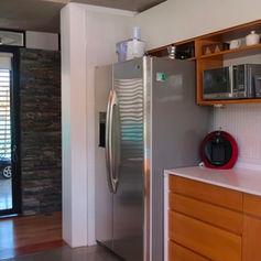 Moderna cocina con electrodomésticos de acero inoxidable