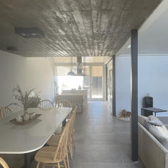 Moderno comedor con techo de concreto