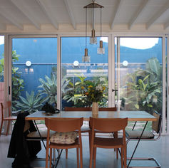 Comedor luminoso con vista al jardín