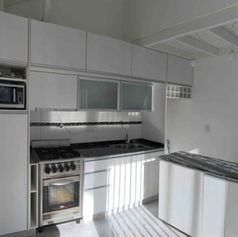 Cocina moderna blanca, horno y microondas
