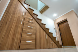 Treppenschrank mit Stauraum