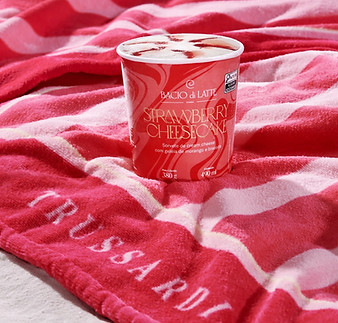 Doce, leve e irresistível- descubra a toalha listras da collab Trussardi + Bacio di Latte 
