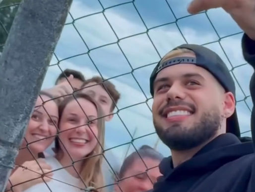 Zé Felipe interage com fãs no aeroporto de Forquilhinha após desembarque