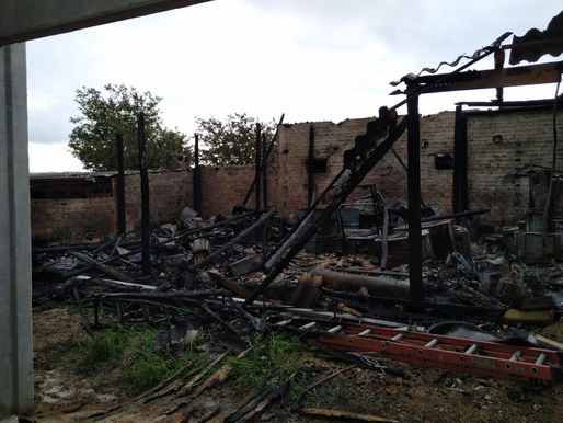 Incêndio atinge depósito de empresa de elétrica e refrigeração em Criciúma